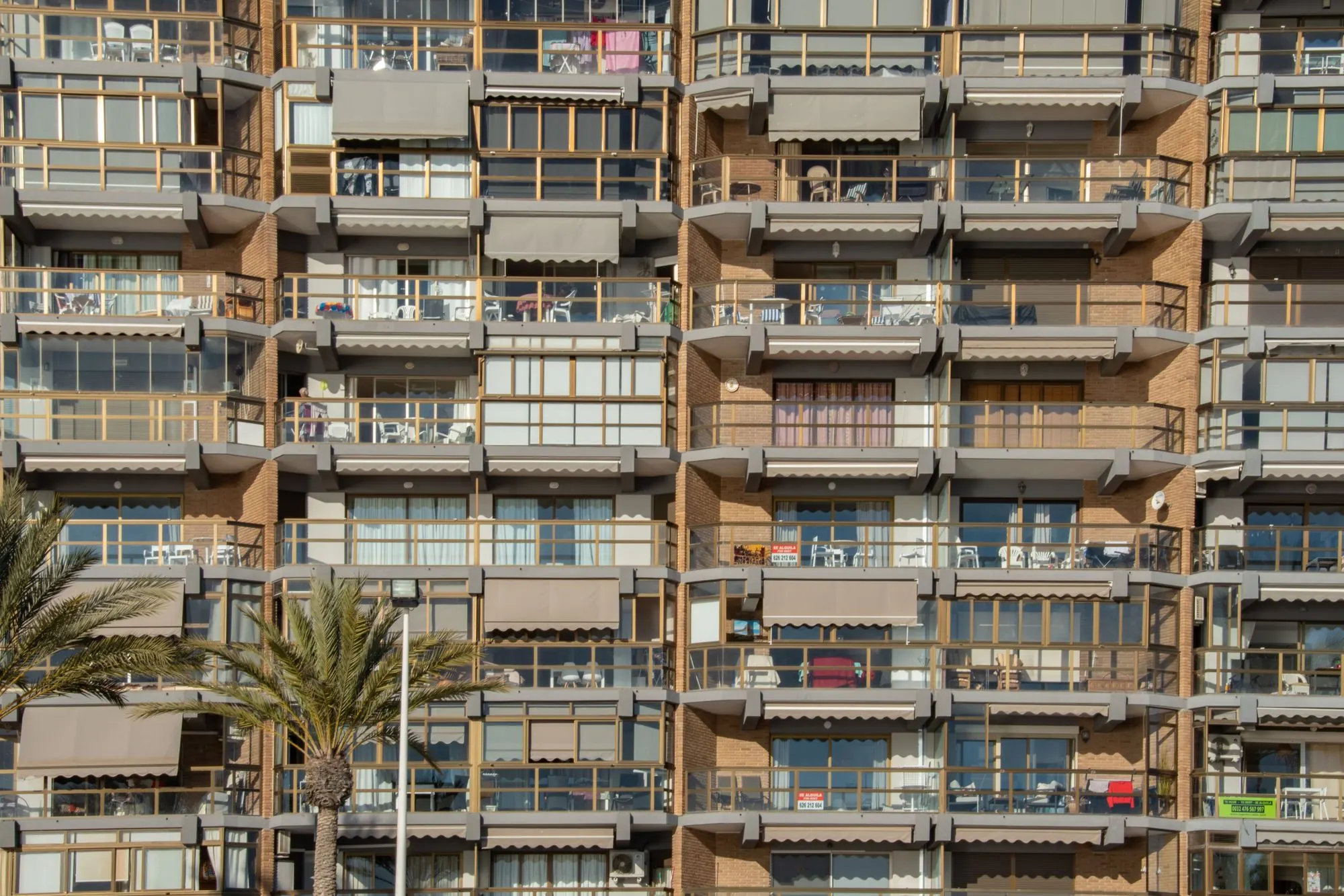 Gevel van een modern appartementsgebouw met balkons in Calpe aan de Costa Blanca